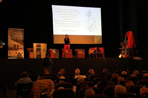 Seniorki i seniorzy na Powiatowym Forum Senioralnym w Lęborku