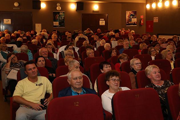 Seniorki i seniorzy na Powiatowym Forum Senioralnym w Lęborku