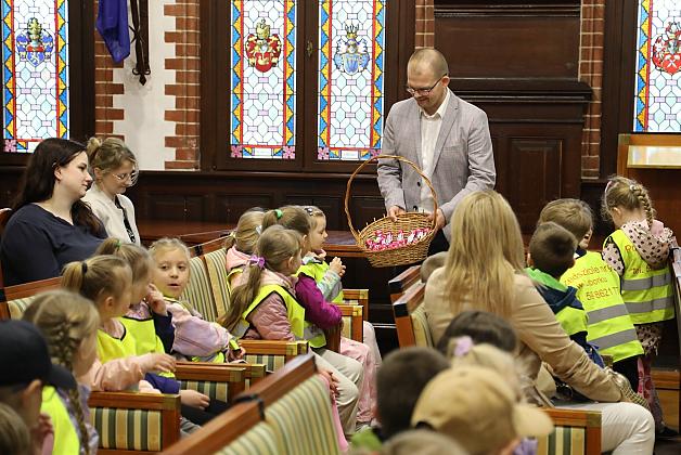 Wielkanocna wizyta przedszkolaków w lęborskim ratuszu