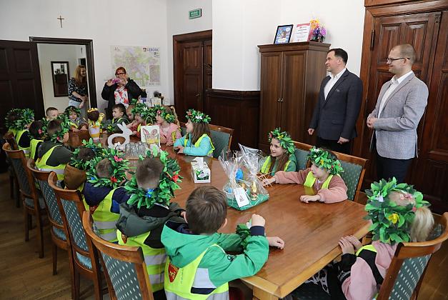 Wielkanocna wizyta przedszkolaków w lęborskim ratuszu