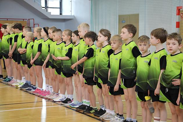 „Kto z nas lepiej i prędzej” – sportowa zabawa pełna emocji i uśmiechu!