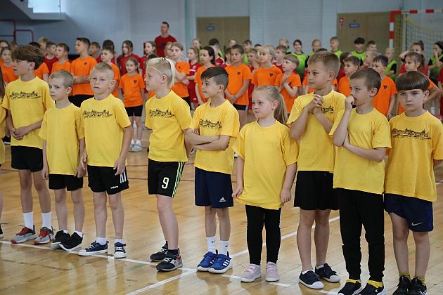 „Kto z nas lepiej i prędzej” – sportowa zabawa pełna emocji i uśmiechu!