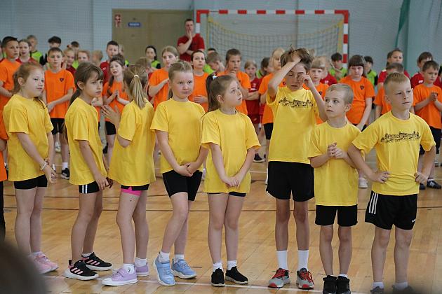 „Kto z nas lepiej i prędzej” – sportowa zabawa pełna emocji i uśmiechu!