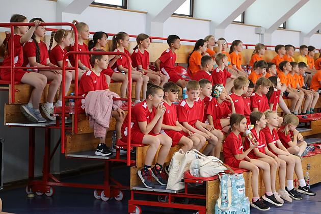 „Kto z nas lepiej i prędzej” – sportowa zabawa pełna emocji i uśmiechu!