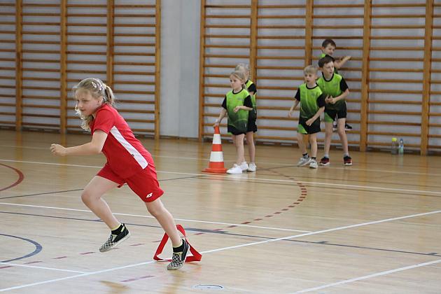 „Kto z nas lepiej i prędzej” – sportowa zabawa pełna emocji i uśmiechu!