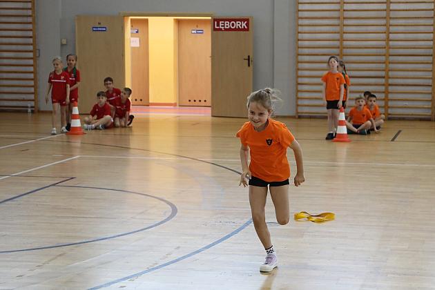 „Kto z nas lepiej i prędzej” – sportowa zabawa pełna emocji i uśmiechu!