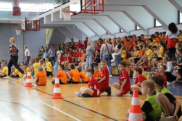 „Kto z nas lepiej i prędzej” – sportowa zabawa pełna emocji i uśmiechu!