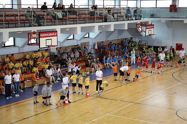 „Kto z nas lepiej i prędzej” – sportowa zabawa pełna emocji i uśmiechu!