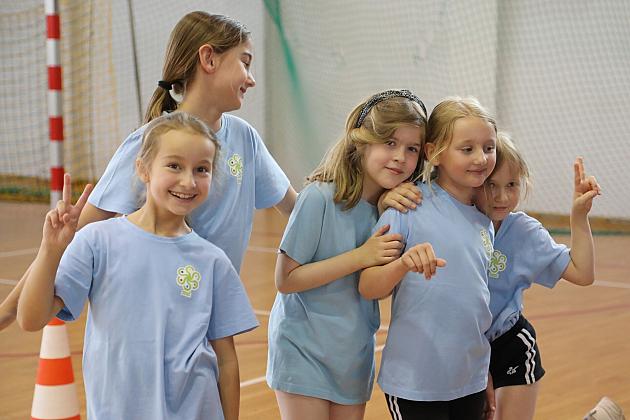 „Kto z nas lepiej i prędzej” – sportowa zabawa pełna emocji i uśmiechu!