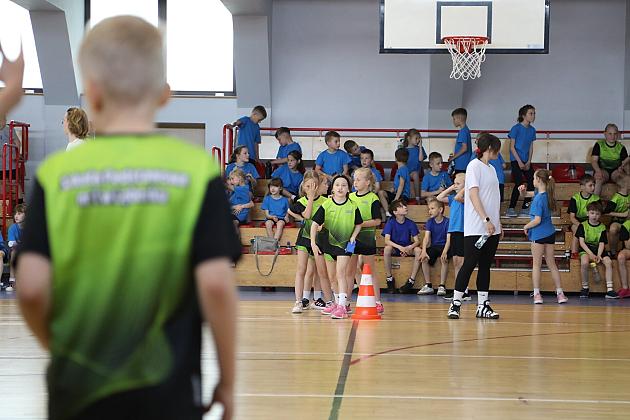 „Kto z nas lepiej i prędzej” – sportowa zabawa pełna emocji i uśmiechu!