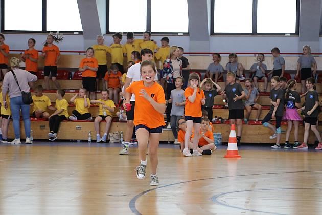 „Kto z nas lepiej i prędzej” – sportowa zabawa pełna emocji i uśmiechu!