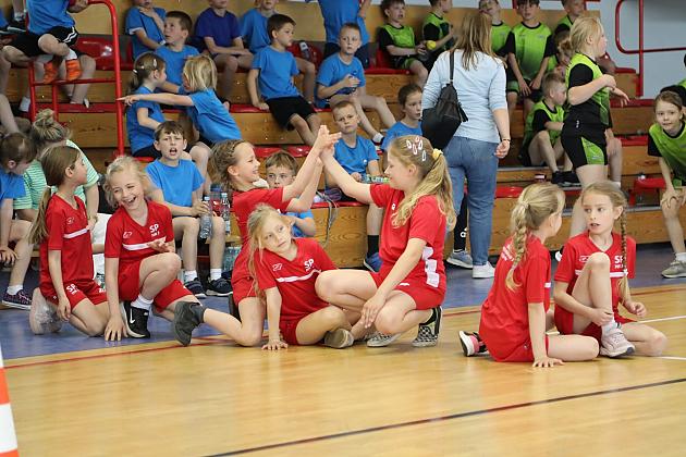 „Kto z nas lepiej i prędzej” – sportowa zabawa pełna emocji i uśmiechu!