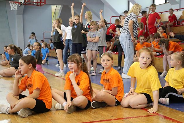 „Kto z nas lepiej i prędzej” – sportowa zabawa pełna emocji i uśmiechu!