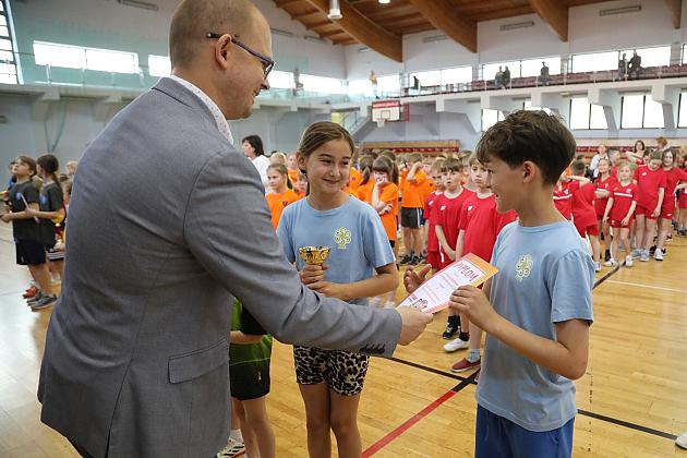 „Kto z nas lepiej i prędzej” – sportowa zabawa pełna emocji i uśmiechu!