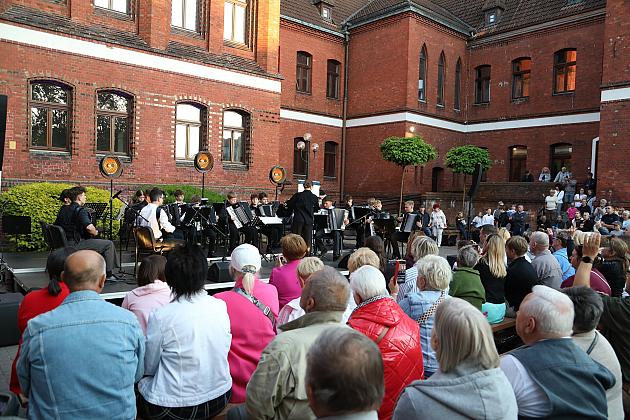 Letnie Granie ponownie na dziedzińcu ratusza – koncert akordeonowy z udziałem 33 młodych muzyków z całej Polski