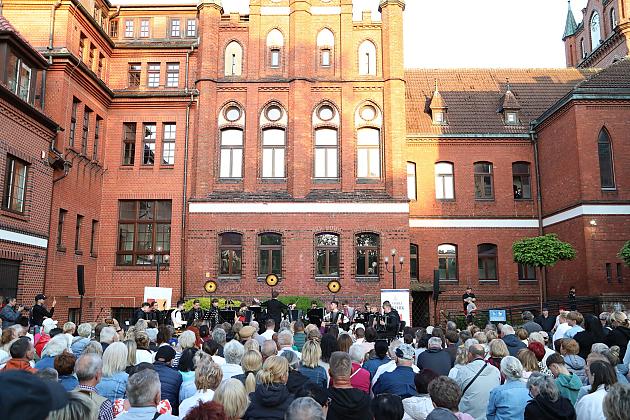 Letnie Granie ponownie na dziedzińcu ratusza – koncert akordeonowy z udziałem 33 młodych muzyków z całej Polski