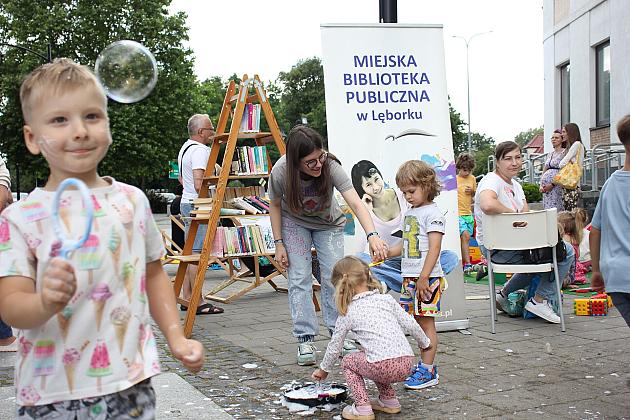 Letnie czwartki z książką i… niespodzianką!