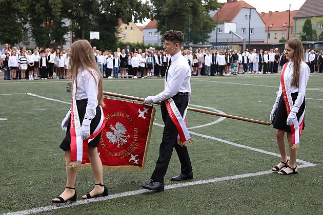 Uczniowie wrócili do szkół. Inauguracja roku szkolnego w SP nr 5 w Lęborku