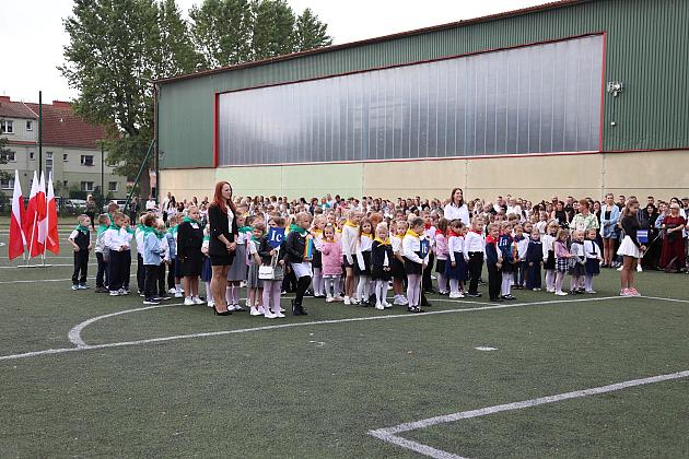 Uczniowie wrócili do szkół. Inauguracja roku szkolnego w SP nr 5 w Lęborku