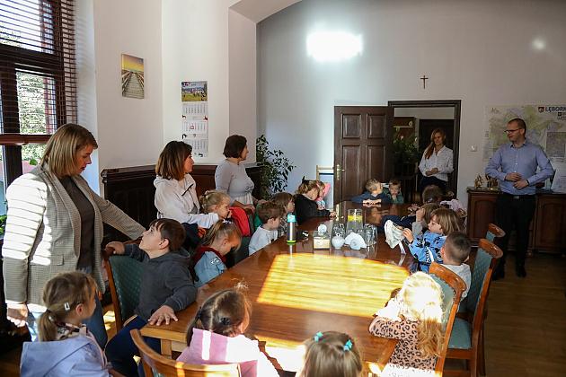 Przedszkolaki z „Baśniowego” odwiedziły Burmistrza