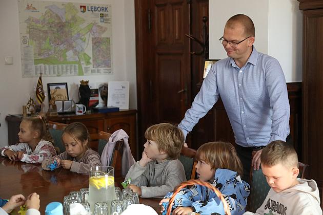 Przedszkolaki z „Baśniowego” odwiedziły Burmistrza