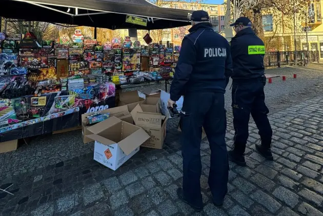 Strażnicy miejscy i policjanci kontrolują punkty sprzedaży fajerwerków na terenie Lęborka