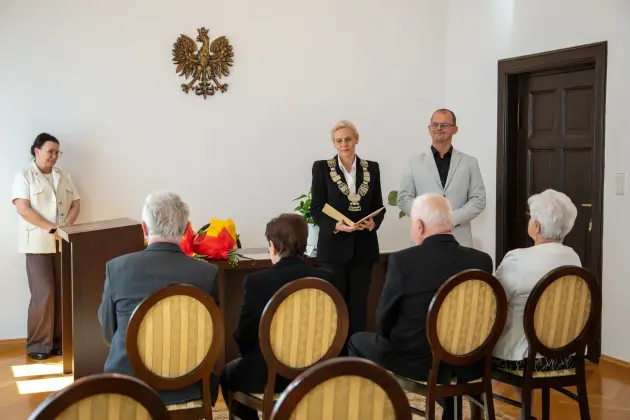 Złote Gody w lęborskim ratuszu – dwie pary świętowały 50-lecie małżeństwa