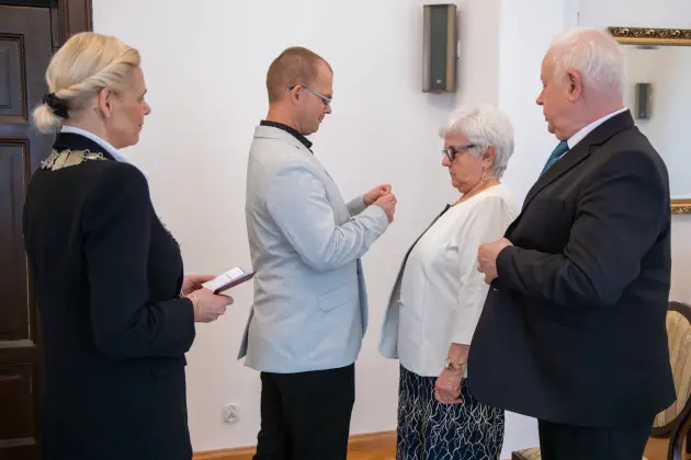 Złote Gody w lęborskim ratuszu – dwie pary świętowały 50-lecie małżeństwa