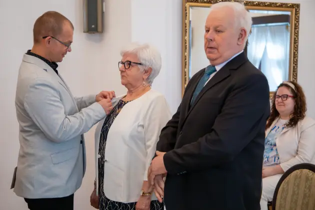 Złote Gody w lęborskim ratuszu – dwie pary świętowały 50-lecie małżeństwa