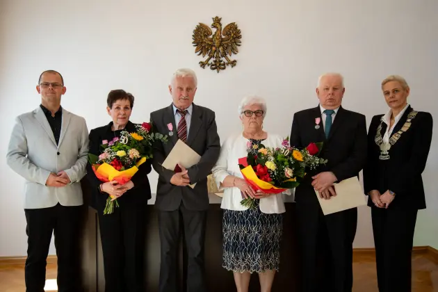 Złote Gody w lęborskim ratuszu – dwie pary świętowały 50-lecie małżeństwa