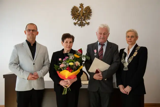 Złote Gody w lęborskim ratuszu – dwie pary świętowały 50-lecie małżeństwa