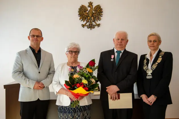 Złote Gody w lęborskim ratuszu – dwie pary świętowały 50-lecie małżeństwa