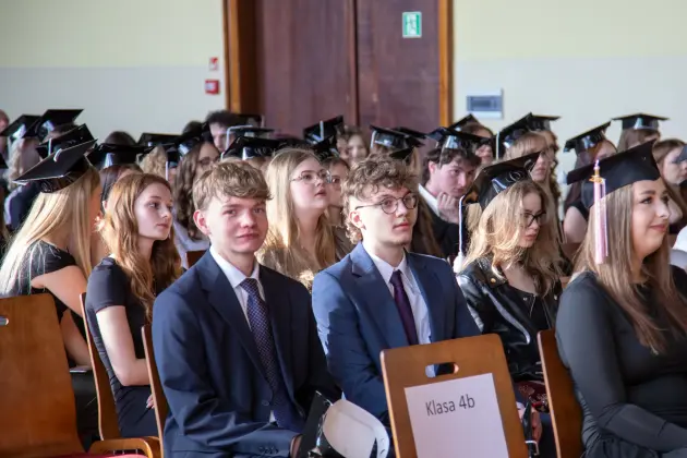 Pożegnanie ze szkołą - 169 maturzystów II LO rusza w dorosłość
