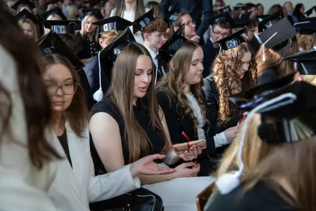 Pożegnanie ze szkołą - 169 maturzystów II LO rusza w dorosłość