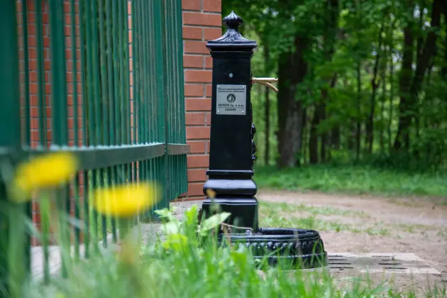 Nowe poidełko z lęborską kranówką w Parku Chrobrego