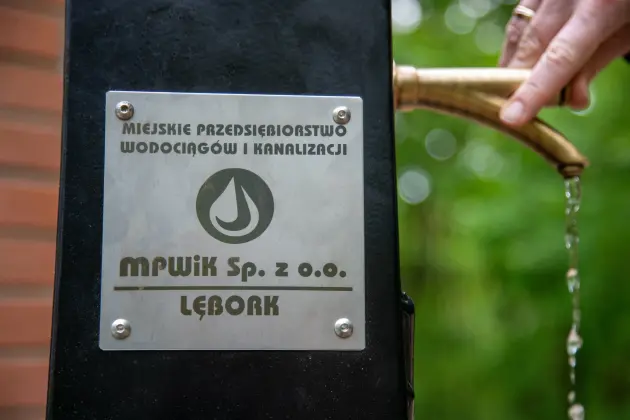 Nowe poidełko z lęborską kranówką w Parku Chrobrego