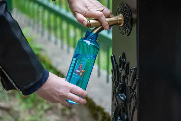 Nowe poidełko z lęborską kranówką w Parku Chrobrego