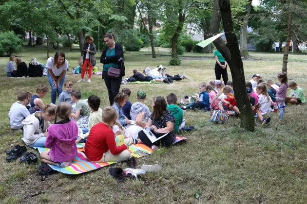 Plenerowe czytanie książek w Parku im. Michalskiego