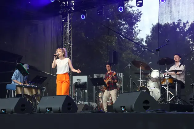 Od wakacyjnych hitów po gospel – muzyczny piątek na Jarmarku św. Jakuba