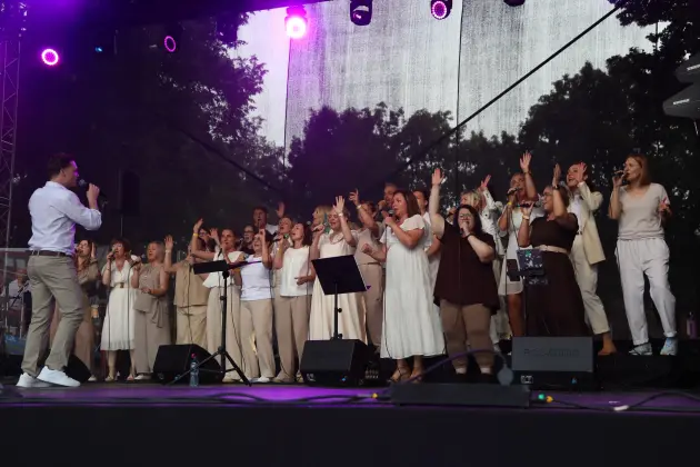 Od wakacyjnych hitów po gospel – muzyczny piątek na Jarmarku św. Jakuba