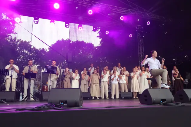 Od wakacyjnych hitów po gospel – muzyczny piątek na Jarmarku św. Jakuba