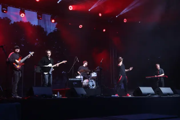 Od wakacyjnych hitów po gospel – muzyczny piątek na Jarmarku św. Jakuba