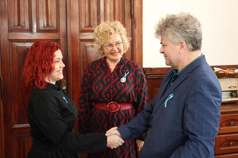 Niebieska wstążka na znak solidarności z osobami z autyzmem