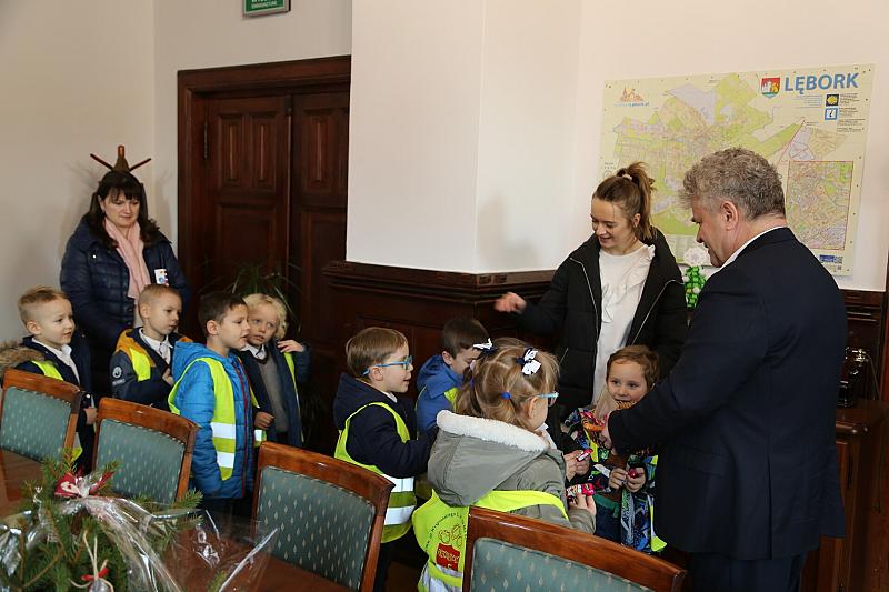 Świąteczna wizyta dzieci z Przedszkola nr 5