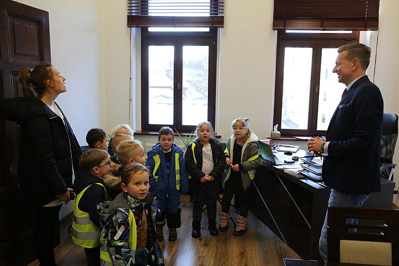 Świąteczna wizyta dzieci z Przedszkola nr 5