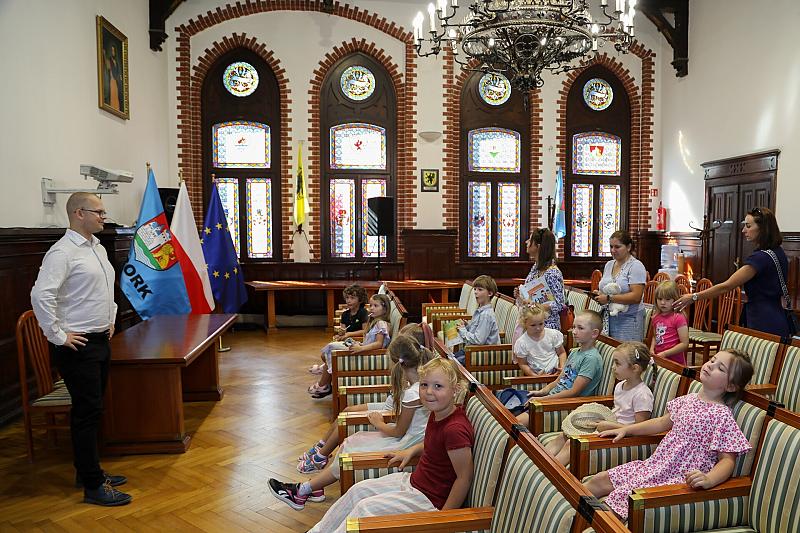 Wakacyjna przygoda w Urzędzie Miejskim – wizyta dzieci z Przedszkola Baśniowego