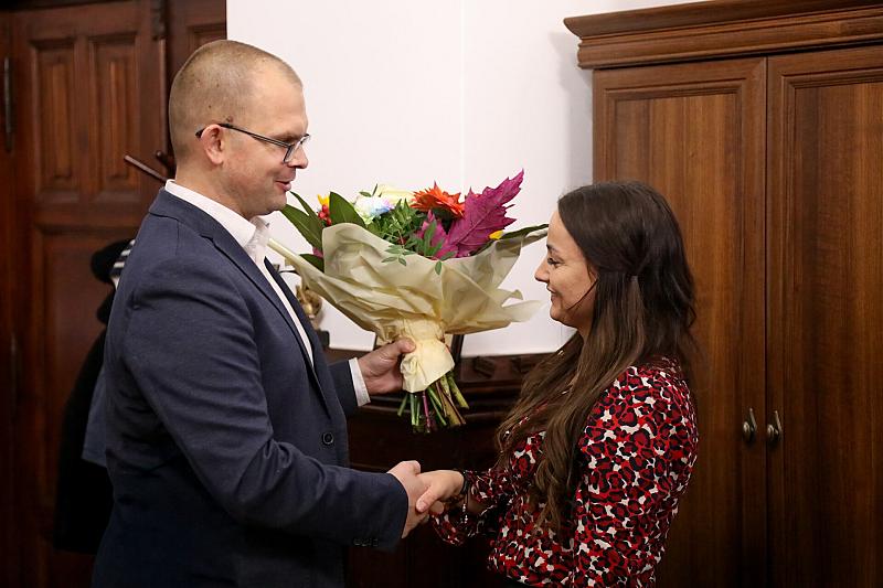 Sportowa duma Lęborka w ratuszu – spotkanie burmistrza z Mateuszem Pawlikiem