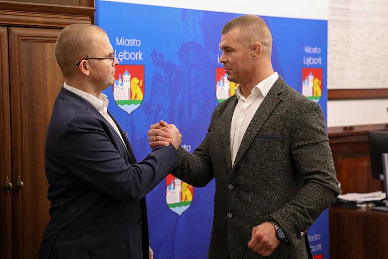 Sportowa duma Lęborka w ratuszu – spotkanie burmistrza z Mateuszem Pawlikiem