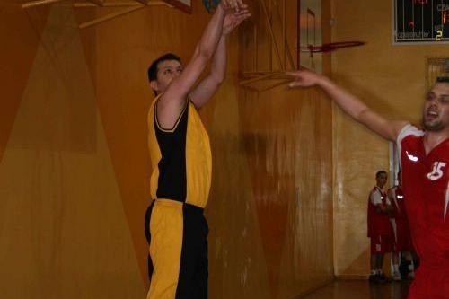 Amatorzy z pucharami burmistrza