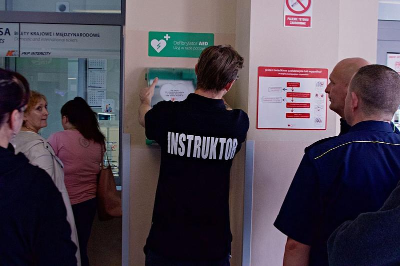 Defibrylator AED już dostępny na dworcu PKP